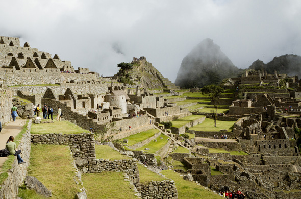 Hunderte Touristen sind Ende Februar 2015 auf einem Trekking-Pfad zur Ruinenstadt Machu Picchu in Peru gestrandet. Nach heftigen Regenfällen hatten die Wassermassen des Rio Aobamba eine Fußgängerbrücke weggerissen. (Foto PromPerú)