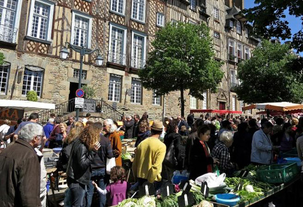Einer der größten und buntesten Lebensmittelmärkte der Bretagne findet jeden Samstag auf der Places des Lices zwischen windschiefen Fachwerkhäusern und verwinkelten Gassen statt. (Foto Michel Ogier)