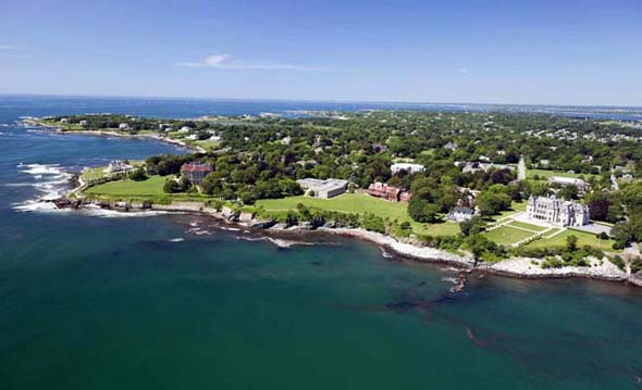 Panoramaansicht auf die Salve Regina University an der Küste von Newport in Rhode Island aus der Vogelperspektive. (Foto Salve Regina University)