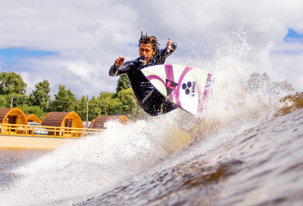 Im walisischen  Dolgarrog können Surfer nun auf der größten künstlichen Welle der Welt reiten. (Foto DTL Photography)