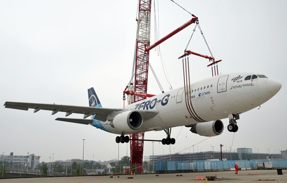 Zwölf Stunden benötigte der Kran, um den 53,61 Meter langen und 80 Tonnen schweren Airbus präzise umzusetzen. . (Foto Köln Bonn Airport)
