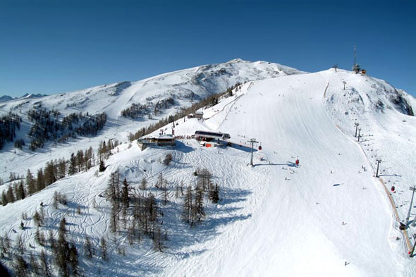 Das Skigebiet Grosseck-Speiereck verspricht schneesichere Pistengaudi für Klein und Groß. (Foto: djd)