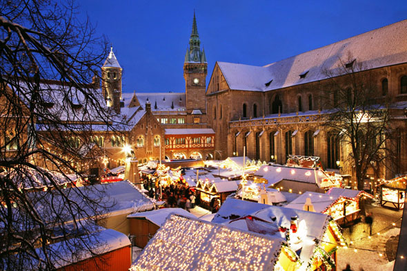 Der Dom St. Blasii und die Burg Dankwarderode verleihen dem Braunschweiger Weihnachtsmarkt eine besondere Kulisse. (Foto: djd)