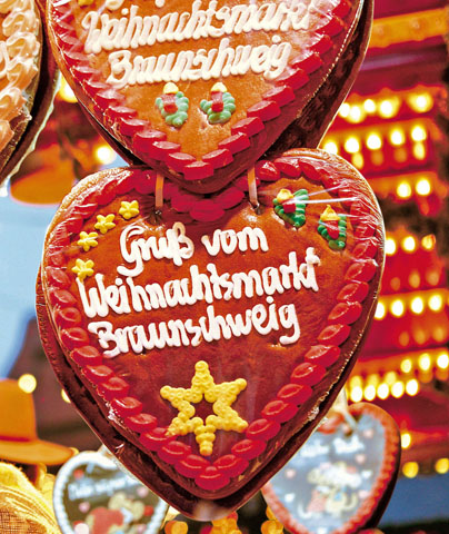 Neben süßen Leckereien bietet der Braunschweiger Weihnachtsmarkt auch Spezialitäten aus ganz Europa. (Foto: djd)