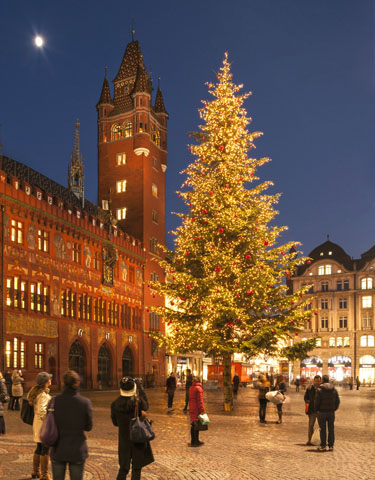 Eine wahre Augenweide ist der prachtvolle, vom Weihnachtsspezialisten Johann Wanner geschmückte Weihnachtsbaum auf dem Basler Münsterplatz. (Foto: Andreas Zimmermann)