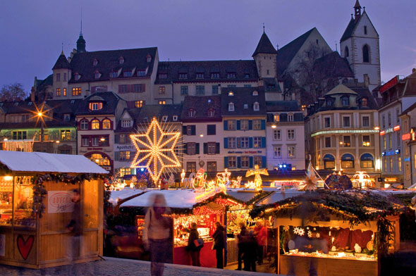 Budenzauber: Auf dem größten Weihnachtsmarkt der Schweiz bieten zahlreiche Händler und Kunsthandwerker ihre Waren feil. (Foto: Christoph Gysin)