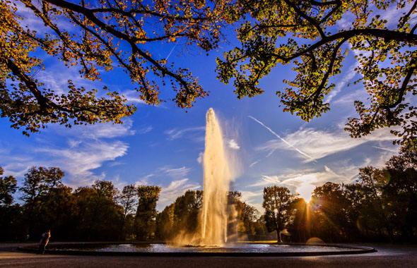Die Große Fontäne im Barockgarten in Hannover-Herrenhausen erstrahlt im goldenen Herbstlicht. (Foto: djd)