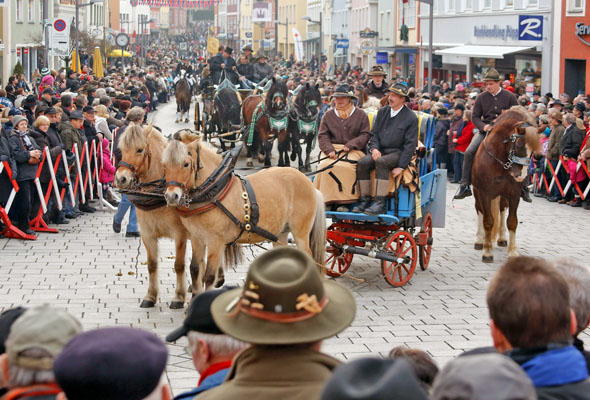 Hunderte von festlich geschmückten Pferden und Gespannen mit ihren Reitern winden sich durch die Straßen der Ellwanger Innenstadt. (Foto: djd)