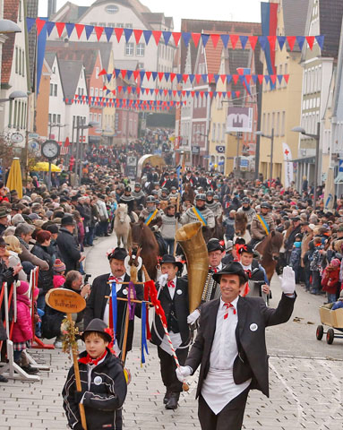 Musikkapellen und "Bürgergarden" bereichern den prächtigen Reiterumzug. (Foto: djd)