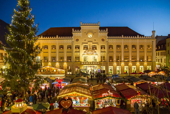 Zeitsprung par excellence: Umrahmt von alten Giebeln lädt der Zwickauer Weihnachtsmarkt zum Bummeln ein. (Foto: djd)