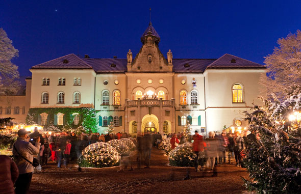 Die romantische Schlossweihnacht auf Schloss Waldenburg bei Zwickau lockt mit seinem Ambiente mehrere tausend Besucher an nur einem Wochenende an. (Foto: djd)