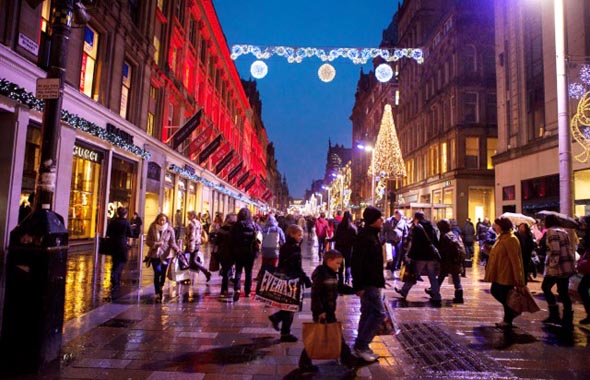 Mit der zweitgrößte Geschäftsdichte nach Lodon gilt Glasgow - wie hier an der Buchanan Street - als wahres Einkaufsparadies. 