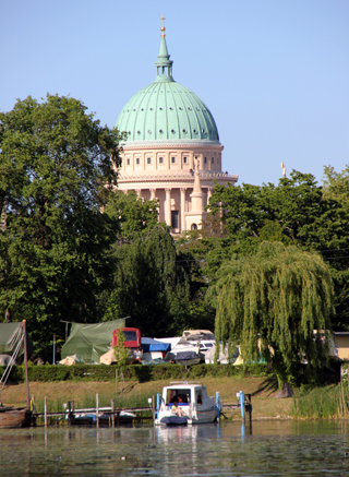 Blickfang am Havelufer: die Kuppel der Nikoleikirche in Potsdam. Copyright Karsten-Thilo Raab
