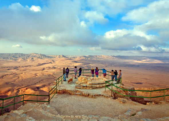 Vom rande des Ramon Kraters bieten sich spektakuläre Panoramaaussichten