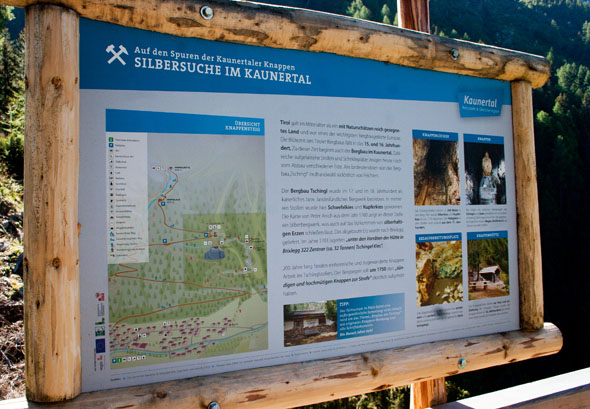 Mehrere Infotafeln begleiten die Besucher auf der Reise in die Bergbauvergangenheit der Region.
