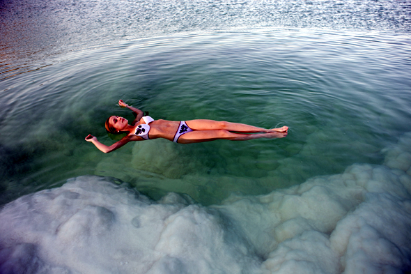 Der wohl berühmteste Landstrich Israels, das Tote Meer, lädt zum schwerelossen Badevergnügen ein. 