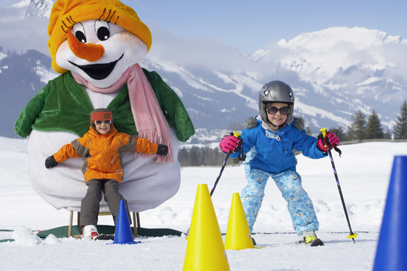Das familiengeeignete Wintersportgebiet bietet auch dem Nachwuchs hervorragende Möglichkeiten, die ersten Stehversuche auf Skier zu unternehmen. 