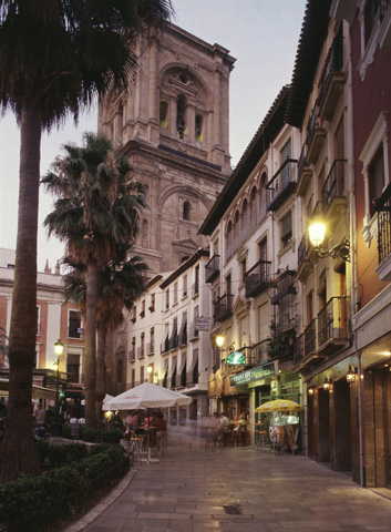 Nur einen Steinwurf vom Federico Garcia Lorca Zentrum entfernt: die Plaza de la Romanilla. 