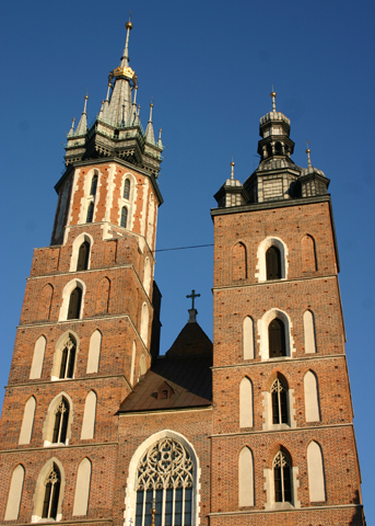 Mit ihren unterschiedlich hohen Türmen ist die römisch-katholische Marienkirche das Wahrzeichen von Krakau. (Foto Karsten-Thilo Raab)