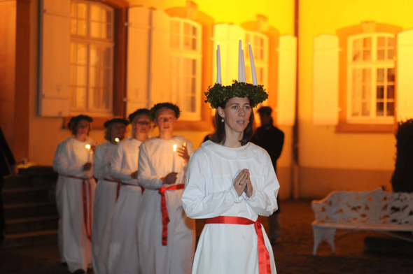 Schwedisches Flair herrscht beim Lucia-Singen auf der Insel Mainau. (Foto Insel Mainau)