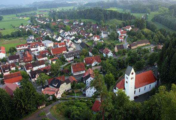 Blick vom Dach der Waldburg auf die im Tal liegende Stadt gleichen Namens. (Foto Karsten-Thilo Raab)