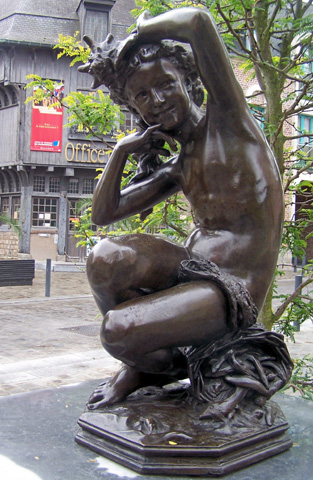 Eine der vielen Skulpturen im Straßenraum: Jeune fille a la coquille. (Foto D. Boukla) 