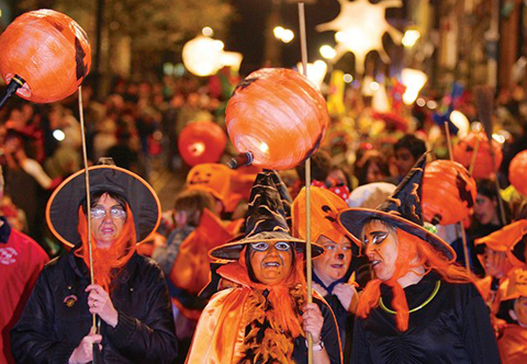 Halloween-Hauptstadt ist das nordirische Londonderry, wo jährlich Zehntausende in den Straßen feiern. (Fotos Tourism Ireland)