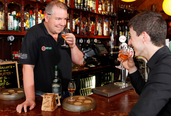 In Galways berühmten Pubs lässt sich das "Wasser des Lebens" direkt vor Ort probieren. 