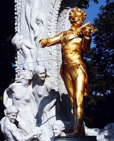 Goldiges Kerlchen im Wiener Stadtpark: Der geigende Johann Strauss. (Foto Willfried Gredler-Oxenbauer)