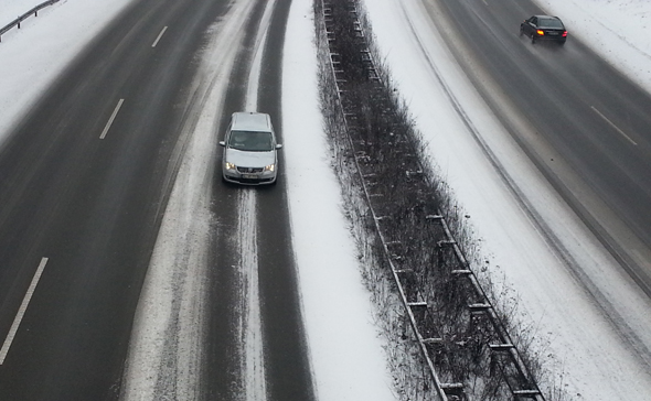 Mit Sommerreifen verlängert sich der Bremsweg auf winterlichen Straßen deutlich. (Foto Karsten-Thilo Raab)