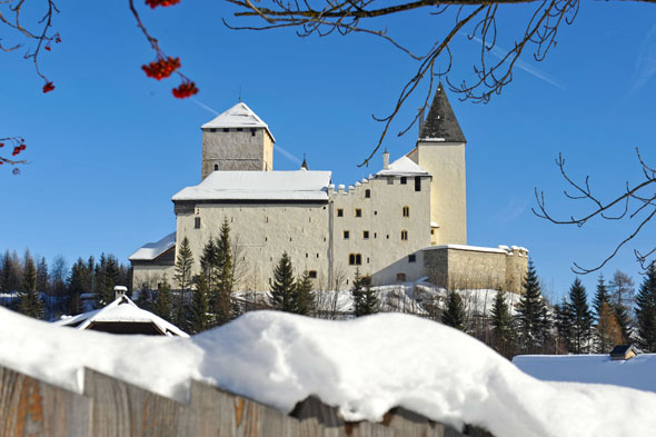 Burg Mauterndorf lädt auch im Winter zu spannenden Zeitreisen ins Mittelalter ein. (Fotos: djd)