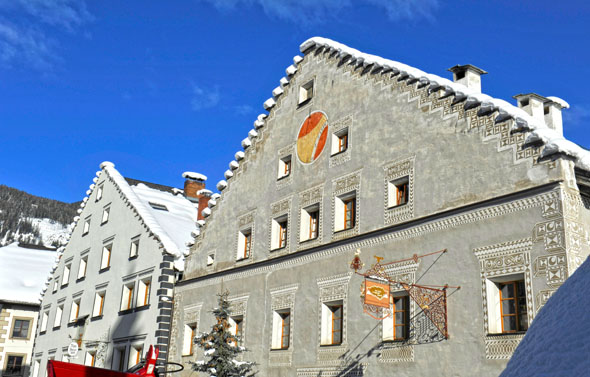 Die Treppengiebelhäuser in Mauterndorf gehören zum historischen Ortsbild - ebenso wie die mittelalterliche Burg.
