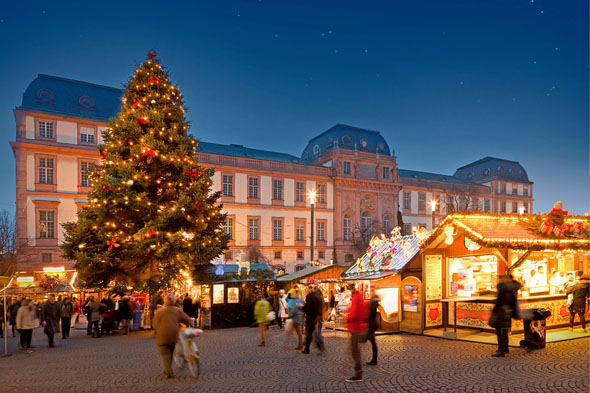 Der stimmungsvolle Darmstädter Weihnachtsmarkt ist ein Besuchermagnet in der Adventszeit. (Foto Rüdiger Dunker)