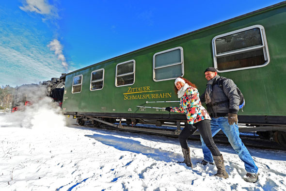 Mit Volldampf zu den Wintersportstätten gelangt man mit der dampfbetriebenen Zittauer Schmalspurbahn. (Foto: Holger Stein)
