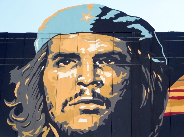 Volksheld Che Guevara ist auf vielen Häuserwänden in Übergröße verewigt. (Foto M. Helmich/Pixelio)