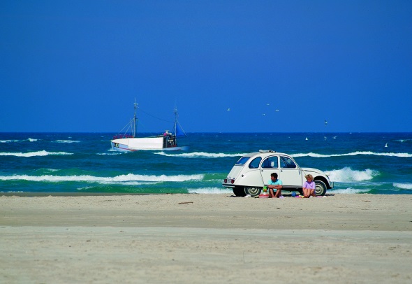 Anderswo ein Tabu, auf Fanø erlaubt: mit dem Auto auf den Strand. (Foto Fanø Turistbureau)