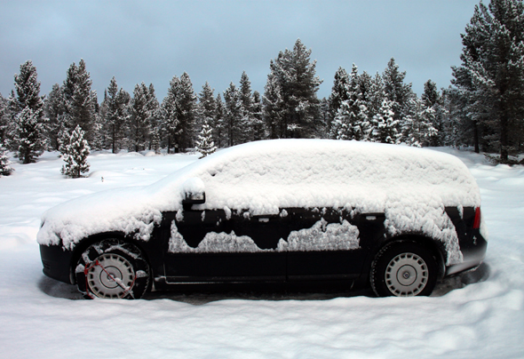 Vor der Fahrt sollte das Auto komplett vom Schnee befreit werden. (Foto Karsten-Thilo Raab)