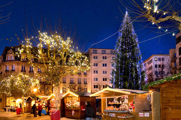 Besonders stimmungsvoll präsentiert sich Luxemburg während des traditionellen Weihnachtsmarktes. (Foto Andres Lejona)