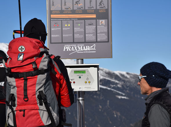 Das neue Lawinensuchfeld ist eine ideale Vorbereitung und Ergänzung für das Tourengehen am Skitourenlehrpfad Lampsenspitze im Bergsteigerdorf Praxmar. (Foto Girsberger Elektronik