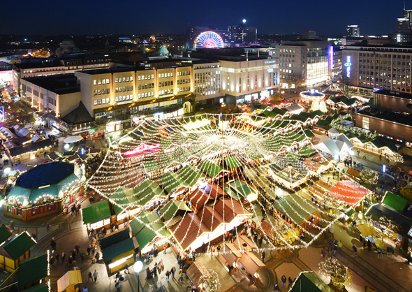 Ein Lichternetz aus 100.000 Dioden überdacht die Weihnachtsmarktbesucher auf dem Kennedyplatz in Essen. (Foto: Frank Vinken)