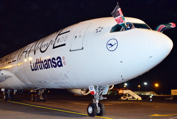 Die Lufthansa-Piloten schwenkten nach der ersten Landung in Nairobi die kenianische Fahne. (Foto Lufthansa)