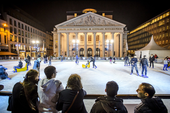 Wie im vergangenen Jahr wird auf dem Platz vor dem Opernhaus La Monnaie eine Eislaufbahn aufgebaut. (Foto Eric Danhier)