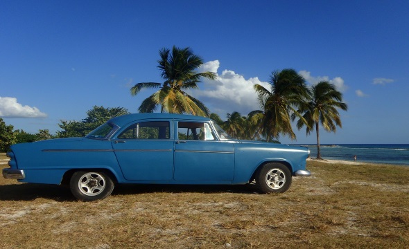 Sonne, Strand, Palmen und alte Straßenkreuzer - sowie hier an der Playa Giron - sind auf Kuba allgegenwärtig. (Foto Janusz Klosowski/Pixelio)