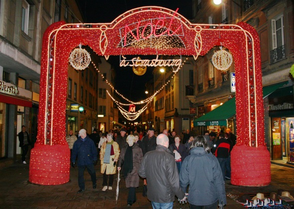 Seit dem Jahre 1570 wird in Straßburg - wie hier an der Rue d´Austerlitz - der Weihnachtsmarkt begangen. (Foto Karsten-Thilo Raab)