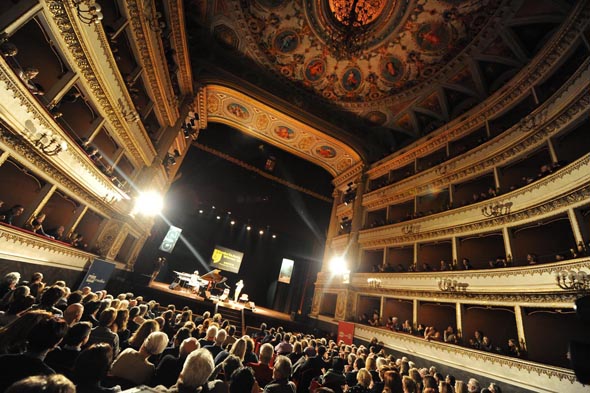 Eine der Bühnen beim Jazz-Festival: das prächtige Teatro Mancinelli. 