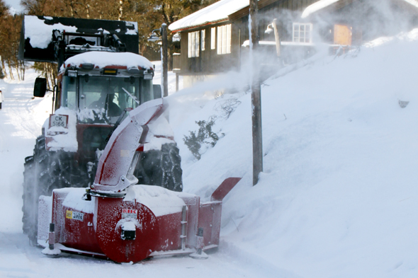 Winterdienstfahrzeuge sollten nach Möglichkeit nicht überholt werden. (Foto Karsten-Thilo Raab)