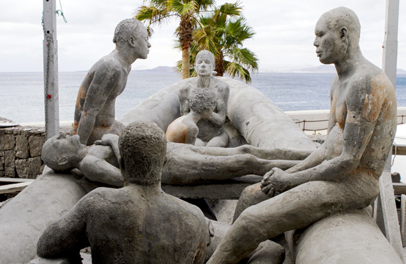 Die Installationen des Bildhauers Jason deCaires Taylor stellen Menschen in unterschiedlichen Lebenssituationen dar – wie hier auf Lanzarote eine Gruppe auf einem Rettungsboot. (Foto Jason deCaires Taylor)