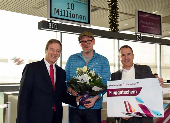 William Cole (Mitte), der 10-millionste Passagier in diesem Jahr am Köln Bonn Airport, mit Flughafen-Chef Michael Garvens (links) und Germanwings-Geschäftsführer Oliver Wagner. (Foto obs)