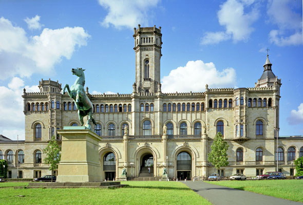 Die Leibniz-Universität Hannover im Welfenschloss trägt heute den Namen des Universalgelehrten. (Fotos: djd)