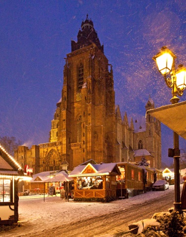 Zu Füßen des Doms bietet der Wetzlarer Weihnachtsmarkt eine Eisbahn zum Schlittschuhlaufen. (Foto djd)